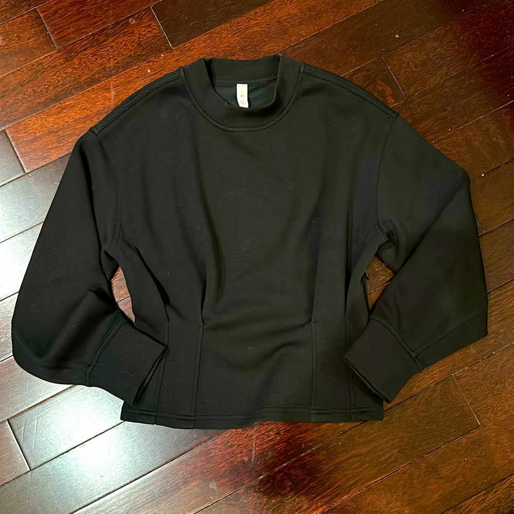 Lulu lemon perfect condition size 4 black top side bottom zipper.